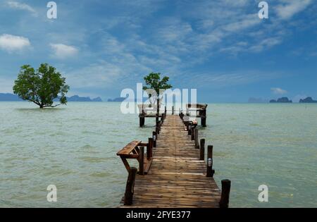 Holzbrücke Steg in der Mitte des Meeres Stockfoto