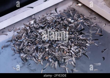 Viele Metallablagerungen, Späne, Späne nach der Arbeit an der Laserschneidemaschine Stockfoto