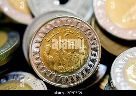 Ein Slogan des ägyptischen medizinischen Personals 2020 auf der Rückseite Seite der ägyptischen 1-Pfund-Münze in Anerkennung der Ägyptisches medizinisches Personal bemüht sich um COVID-19 Stockfoto