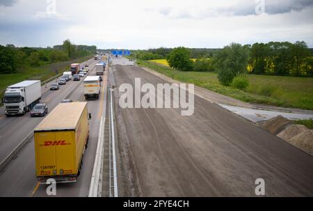 Velten, Deutschland. Mai 2021. Kurz vor dem Autobahnkreuz Oranienburg neben der im Bau befindlichen Fahrbahn fahren Autos und Lastwagen auf der verengten vierspurigen Fahrbahn der Autobahn A10 (Berliner Ring). Die A10 und die A24 zwischen dem Autobahnkreuz Pankow und dem Knotenpunkt Neuruppin gehören zu den verkehrsreichsten Strecken in der Hauptstadtregion. Sie werden bis 2022 modernisiert und erneuert, während der Verkehr weiter fließt. Quelle: Soeren Stache/dpa-Zentralbild/dpa/Alamy Live News Stockfoto