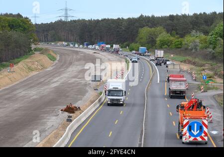 Velten, Deutschland. Mai 2021. Kurz nach der Kreuzung Oranienburg neben der im Bau befindlichen Fahrbahn fahren Autos und Lastwagen auf der verengten vierspurigen Fahrbahn der Autobahn A10 (Berliner Ring). Die A10 und die A24 zwischen dem Autobahnkreuz Pankow und dem Knotenpunkt Neuruppin gehören zu den verkehrsreichsten Strecken in der Hauptstadtregion. Sie werden bis 2022 modernisiert und erneuert, während der Verkehr weiter fließt. Quelle: Soeren Stache/dpa-Zentralbild/dpa/Alamy Live News Stockfoto