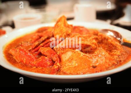 Nahaufnahme von Chilikrabben, einem der Nationalgericht Singapurs, mit Schlammkrabben, die in einer halbdicken, süßen und herzhaften Tomate und Sauce auf Chilischote gebraten werden. Stockfoto