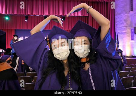 New York, USA. Mai 2021. Zwei Absolventen schlagen eine „Herzpose“ während der Feier bei der ersten persönlichen Zeremonie für die Abschlussklasse der Hunter College School of Nursing im Jahr 2021 in New York, NY, am 27. Mai 2021. Die Zeremonie fand auch praktisch für diejenigen statt, die nicht teilnehmen konnten, nur sehr wenige Gäste konnten teilnehmen, da ein Impfnachweis und ein negativer COVID-19-Test erforderlich waren. (Foto von Anthony Behar/Sipa USA) Quelle: SIPA USA/Alamy Live News Stockfoto