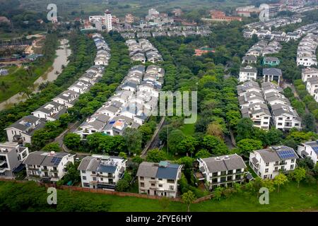 Eco-Park Wohngebiet, Hung Yen, Vietnam - 27. April 2021: Ein Panoramabild des ökologischen Stadtgebiets des Eco-Parks von oben gesehen. Dies ist ein städtisches A Stockfoto