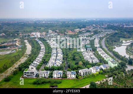 Eco-Park Wohngebiet, Hung Yen, Vietnam - 27. April 2021: Ein Panoramabild des ökologischen Stadtgebiets des Eco-Parks von oben gesehen. Dies ist ein städtisches A Stockfoto