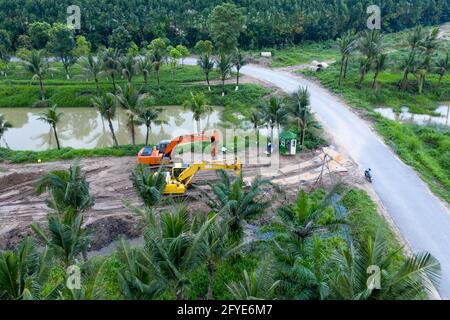 Eco-Park Wohngebiet, Provinz Hung Yen, Vietnam - 27. April 2021: Bagger graben Boden aus, um den internen Straßenbau im Eco-Park vorzubereiten Stockfoto