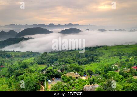 Panoramablick auf das schöne Grün der Gemeinde Pu Luong, Provinz Thanh Hoa, Vietnam Stockfoto