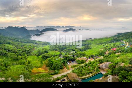 Panoramablick auf das schöne Grün der Gemeinde Pu Luong, Provinz Thanh Hoa, Vietnam Stockfoto