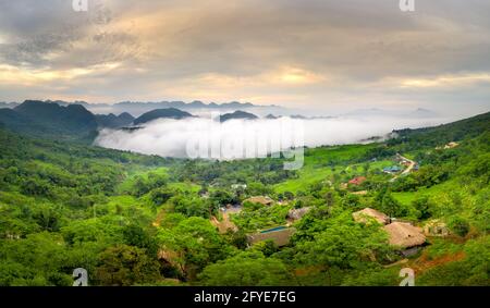 Panoramablick auf das schöne Grün der Gemeinde Pu Luong, Provinz Thanh Hoa, Vietnam Stockfoto