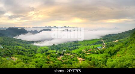 Panoramablick auf das schöne Grün der Gemeinde Pu Luong, Provinz Thanh Hoa, Vietnam Stockfoto