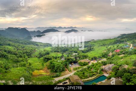 Panoramablick auf das schöne Grün der Gemeinde Pu Luong, Provinz Thanh Hoa, Vietnam Stockfoto