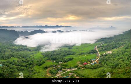 Panoramablick auf das schöne Grün der Gemeinde Pu Luong, Provinz Thanh Hoa, Vietnam Stockfoto