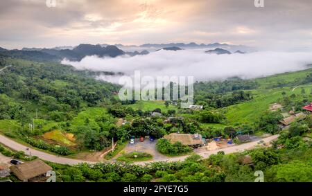 Panoramablick auf das schöne Grün der Gemeinde Pu Luong, Provinz Thanh Hoa, Vietnam Stockfoto