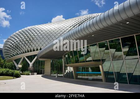 Die Kuppel der Espalanade-Theater an der Bucht in Marina Bay, Singapur, mit Sonnenschirmen aus Metall Stockfoto