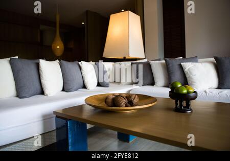 Moderne Wohnung Inneneinrichtung. Inneneinrichtung. Sofa und Holztisch im Wohnzimmer. Stockfoto
