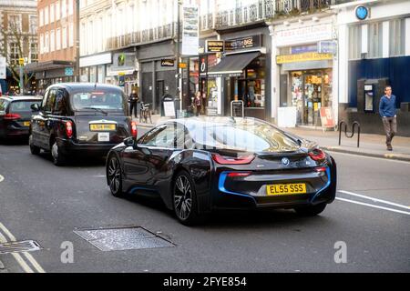 Rückansicht des neuen Luxus-Elektroautos BMW i8 edrive Stockfoto