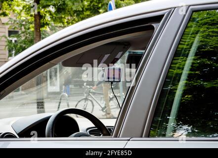 TomTom GPS-Einheit auf dem Armaturenbrett des Fahrzeugs Fenster öffnen Stockfoto