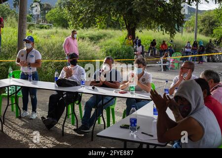 Der Bürgermeister von Yumbo, Valle del Cauca, John Jairo Santamaria (Zentrum) trifft sich zu einem Treffen mit der OAS Organisation of American States (OEA), Indigene Mitglieder und Demonstranten, um Blockaden und Unruhen zu stoppen, die im vergangenen Monat während der regierungsfeindlichen Proteste gegen die Reformen von Präsident Ivan Duque und des Missbrauchs von Behördenfällen durch die Polizei mindestens 40 Tote forderten. In Yumbo, Valle del Cauca, am 26. Mai 2021. Stockfoto