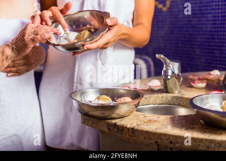 Frau im Rasul Bad im Wellness-Spa Stockfoto