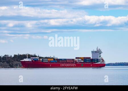 LNG-betriebene Containerfeeder Containerschiffe Polar nähert sich am 2. Mai 2021 dem Hafen von Vuosaari. Betrieben von Containerschips und Segeln unter Zypern Flagge. Stockfoto