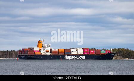 Das Containerschiff Milan Express verlässt am 21. März 2021 den Hafen von Vuosaari. Betrieben von Hapag-Lloyd und unter Bermuda Flagge segelnd. Stockfoto