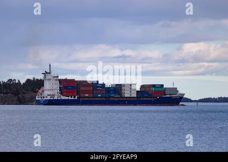Das Containerschiff Bernhard Schepers verlässt am 3. April 2021 den Hafen von Vuosaari. Sie segelt unter der Flagge von Antigua & Barbuda. Stockfoto