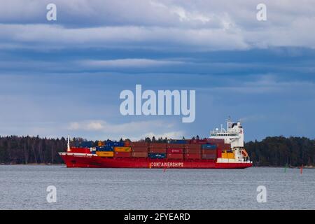 Frachtschiff Containerschiffe VII nähert sich am 3. April 2021 dem Hafen von Vuosaari an. Betrieben von Containerschiffen und unter finnischer Flagge segelnd. Stockfoto