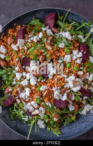 Gesunder hausgemachter Couscous-Salat mit Süßkartoffeln, Rote Beete und Feta-Käse Stockfoto