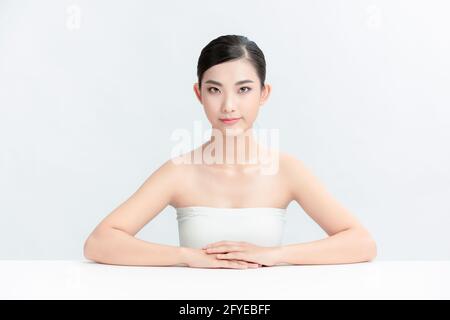 Portrait schöne junge asiatische Frau sauber frische Haut Konzept auf Weißer Hintergrund Stockfoto