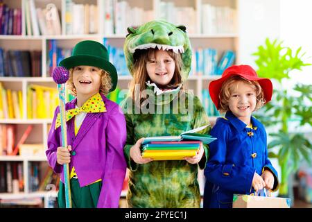 Kinder im Buchcharakter Kostüm. Schule verkleiden sich Partei. Englisch Sprache und Literatur Studie für kleine Kinder. Lesen für Grundschüler. Stockfoto