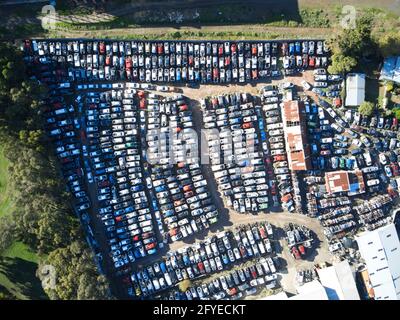 Luftlandschaftsansicht von zerstörten Autos in einem Autohof, mehrere Farben und Formen. Ballarat, Victoria, Australien. Stockfoto