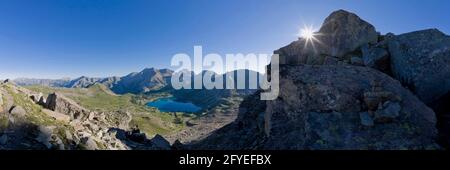FRANKREICH. ALPES-DE-HAUTE-PROVENCE (04) ALLOS LAKE VON DER ENCOMBRETTE PATH 2536 M TOURS DU LAC ALLOS LAKE. DAS PELAT BEI SUNRISE Stockfoto