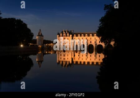 FRANKREICH. INDRE-ET-LOIRE (37) CHENONCEAUX, GESAMTANSICHT DES WESTERN FAÇADE CHATEAU CHENONCEAU AUF DEM LIEBEN, BEI SONNENUNTERGANG MIT SEINER REFLEXION Stockfoto