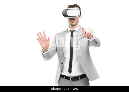 Horizontales mittleres Porträt des fröhlichen jungen erwachsenen kaukasischen Geschäftsmann in grauem Anzug mit VR-Headset, weißer Hintergrund Stockfoto