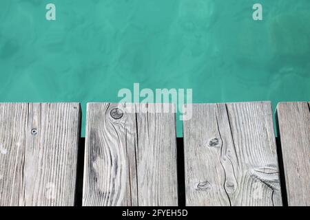 See Hintergrund mit leerem hölzernen Pier. Stockfoto