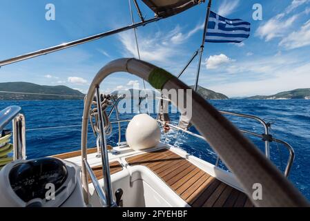 Segeln in Griechenland Mittelmeer-See geöffnet Saison 2021. Tourismus im ionischen Meer auf einem Segelboot mit griechischer Flagge Stockfoto