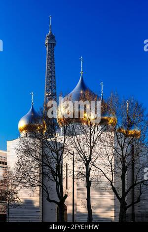 FRANKREICH. PARISER KUPPEL (75) DER NEUEN RUSSISCH-ORTHODOXEN KATHEDRALE SAINTE-TRINITE DES ARCHITEKTEN JEAN-MICHEL WILMOTTE, EIFFELTURM IM HINTERGRUND Stockfoto