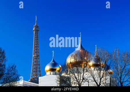 FRANKREICH. PARISER KUPPEL (75) DER NEUEN RUSSISCH-ORTHODOXEN KATHEDRALE SAINTE-TRINITE DES ARCHITEKTEN JEAN-MICHEL WILMOTTE, EIFFELTURM IM HINTERGRUND Stockfoto