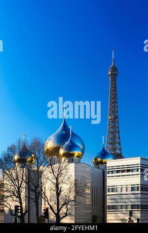 FRANKREICH. PARISER KUPPEL (75) DER NEUEN RUSSISCH-ORTHODOXEN KATHEDRALE SAINTE-TRINITE DES ARCHITEKTEN JEAN-MICHEL WILMOTTE, EIFFELTURM IM HINTERGRUND Stockfoto