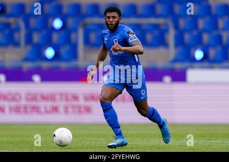 GENK, BELGIEN - MAI 20: Mark McKenzie von KRC Genk kontrolliert den Ball während des Jupiler Pro League-Spiels zwischen KRC Genk und dem Royal Antwerp FC in Lumi Stockfoto