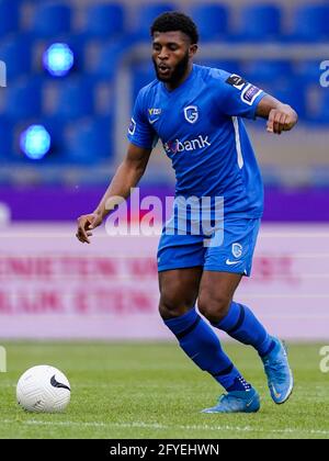 GENK, BELGIEN - MAI 20: Mark McKenzie von KRC Genk kontrolliert den Ball während des Jupiler Pro League-Spiels zwischen KRC Genk und dem Royal Antwerp FC in Lumi Stockfoto