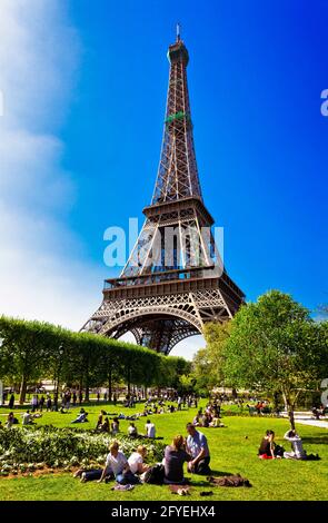 FRANKREICH. PARIS (75) ENTSPANNEN SIE SICH AUF DEM RASEN DER GÄRTEN DES CHAMP DE MARS Stockfoto