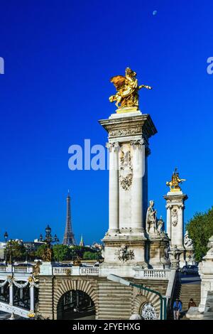 FRANKREICH. PARIS (75) BRÜCKE ALEXANDRE III UND EIFFELTURM IM HINTERGRUND Stockfoto