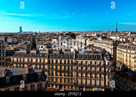 FRANKREICH. PARIS (75) GEBÄUDE IM HAUSSMANN-STIL (IM HINTERGRUND DER EIFFELTURM UND DER MONTPARNASSE-TURM) Stockfoto