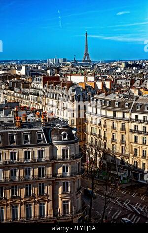 FRANKREICH. PARIS (75) GEBÄUDE IM HAUSSMANN-STIL (IM HINTERGRUND DER EIFFELTURM) Stockfoto