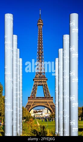 FRANKREICH. PARIS (75) DER EIFFELTURM VOM PARC DU CHAMPS-DE-MARS MIT DER 'MAUER FÜR DEN FRIEDEN' VON CLARA HALTER UND JEAN-MICHEL WILMOTTE Stockfoto
