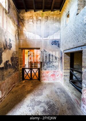 Der Vorraum im vierten Stil mit schwarzen Platten auf rotem Grund über einem unteren roten Fries dekoriert - Haus des Hirsches (Casa dei Cervi) - Herculaneum Ruinen, Italien Stockfoto