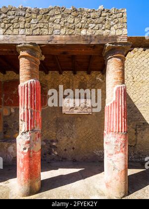 Säulen - Haus des Reliefs des Telephus (Casa del Rilievo di Telefon) - Herculaneum Ruinen, Italien Stockfoto