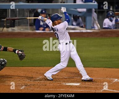 Der dritte Baseman von Los Angeles Dodgers, Justin Turner, trifft beim dritten Inning im Dodger Stadium in Los Angeles am Donnerstag, dem 27. Mai 2021, einen zweiläufigen Homer vor dem Starterkrug Alex Wood von San Francisco Giants. Die Dodgers besiegten die Giganten 4-3. Foto von Jim Ruymen/UPI Stockfoto
