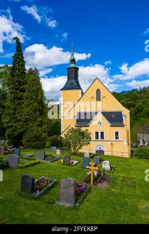 Die Stadtkirche, die sich auf dem Friedhof der Kleinstadt befindet. Stockfoto
